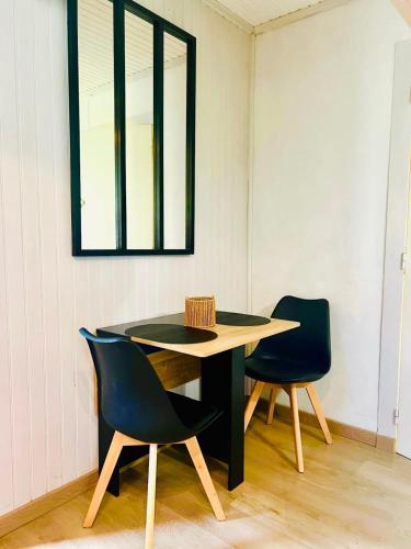 - une table et deux chaises dans une pièce avec un miroir dans l'établissement Close to the Lake !!!, à Gérardmer