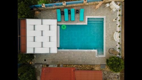 ΒΙΛΛΑ ΤΟ ΠΕΤΡΙΝΟ stone bild villa full equipmentの敷地内または近くにあるプール
