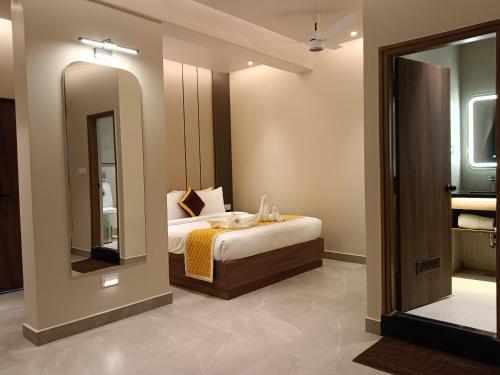 Una cama o camas en una habitación de Hotel Muthahalli Grand