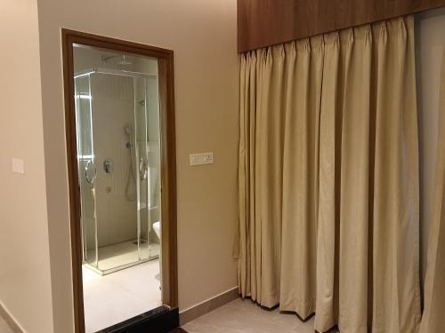 Un baño de Hotel Muthahalli Grand