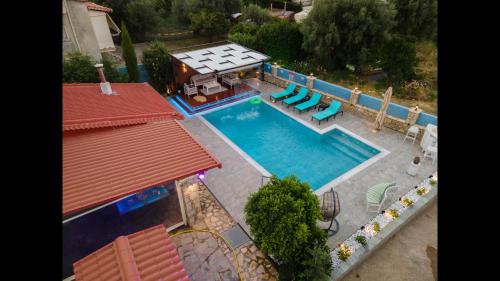 ΒΙΛΛΑ ΤΟ ΠΕΤΡΙΝΟ stone bild villa full equipmentの敷地内または近くにあるプール