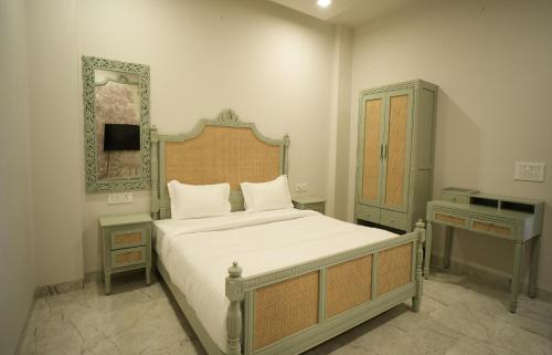 a bedroom with a large bed and a mirror at Angelo's farm in Jaipur