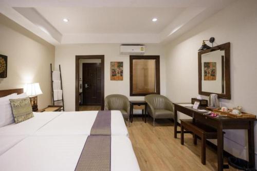 Postel nebo postele na pokoji v ubytování Lanna Dusita Riverside Boutique Resort