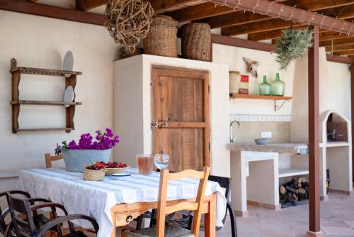 ein Esszimmer mit Tisch und Stühlen in der Unterkunft Alojamiento rural La Mula en pleno corazón de la montaña de Alicante in Patró