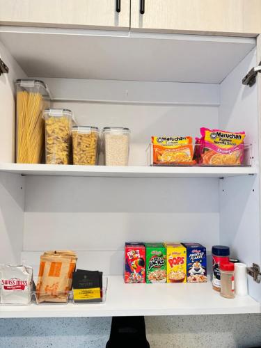 Makanan di atau berdekatan apartmen