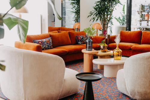 a living room with orange couches and tables at Residhome Nanterre La Défense in Nanterre