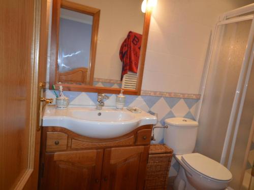 Kúpeľňa v ubytovaní Casa con piscina privada, jardín, barbacoa, wifi y despacho en Costa Brava - ES-89-83