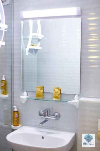 a bathroom with a sink and a mirror at Hotel Carmen Azzuro in Venus
