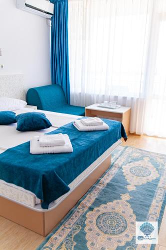 a hotel room with two beds and a couch at Hotel Carmen Azzuro in Venus