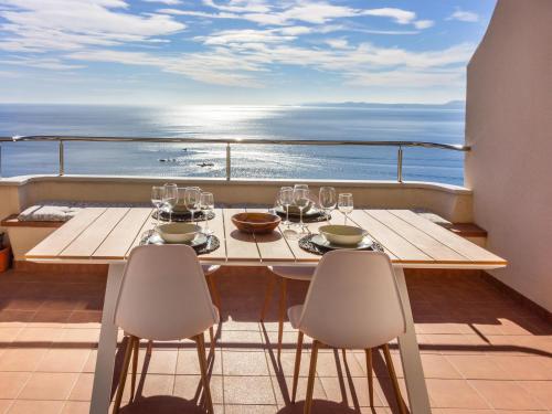 Apartamento renovado con terraza y piscina - ES-228-159