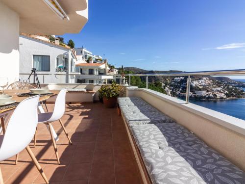 Appartement rénové avec terrasse et piscine