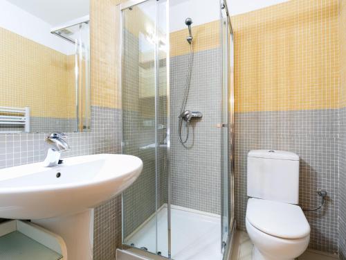 Koupelna v ubytování PI I SUNYER 1-B - Apartamento amplio y luminoso en el centro de Roses, delante del mar, con vistas al mar. - ES-228-121