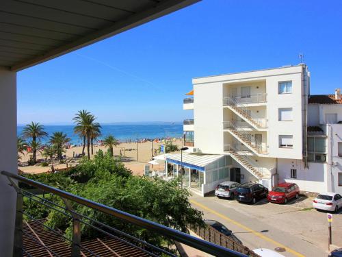 Appartement en front de mer à Roses avec piscine, climatisation et parking privé