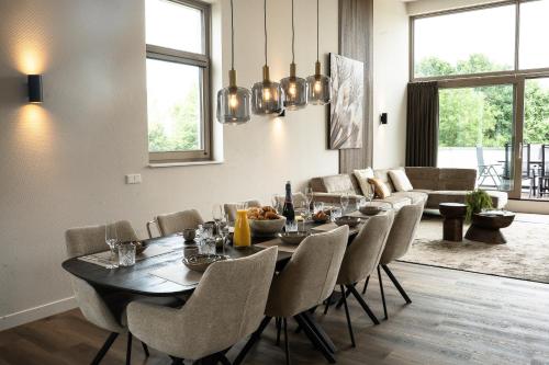 a dining room with a table and chairs at Kooparc vakantiepark in Giesbeek