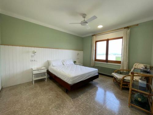 Postel nebo postele na pokoji v ubytování Casa de Vacaciones: A/A, WiFi, Barbacoa, Gran Jardín, Parking, Deporte - Sant Pere Pescador - ES-89-140