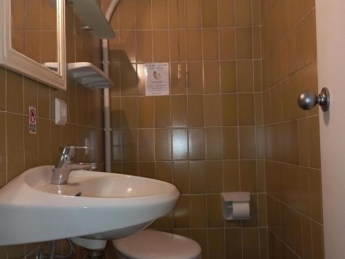 Koupelna v ubytování Casa de Vacaciones: A/A, WiFi, Barbacoa, Gran Jardín, Parking, Deporte - Sant Pere Pescador - ES-89-140