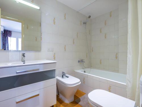 a bathroom with a toilet and a sink and a tub at LLANÇÀ 8 LATERAL - Apartamento con vistas al mar, parking y Wifi. - ES-228-55 in Port de la Selva