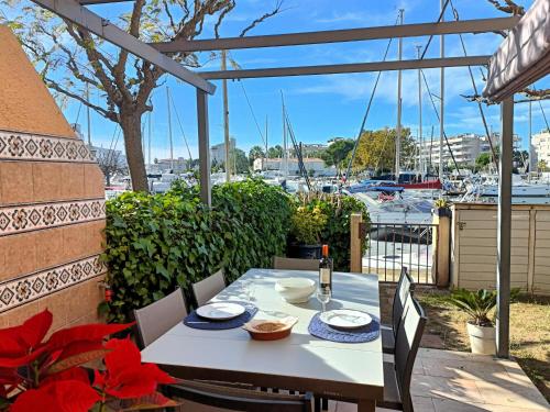 Casa espaciosa en Roses: ideal para senderismo, ciclismo, y deportes náuticos. ¡Relájate en plena naturaleza! - ES-258-127