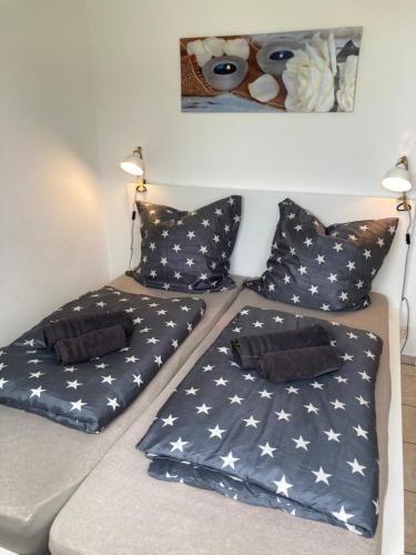 two twin beds in a room with stars at CUXKieker - Moderne Ferienwohnung mit Pep in Cuxhaven-Sahlenburg, WLAN, Parkplatz und Gartenblick, nah am Nordseestrand und Wernerwald in Cuxhaven