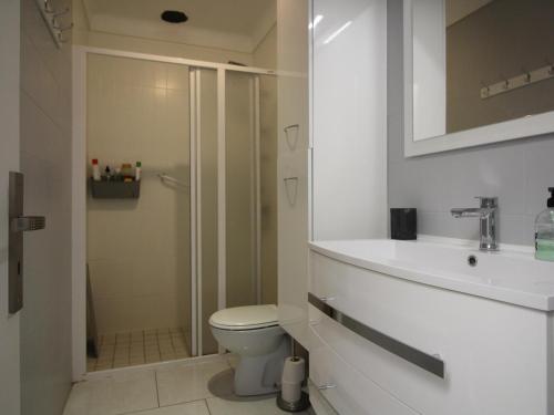 a bathroom with a shower and a toilet and a sink at AMETLLERS - Apartamento renovado y totalmente equipado, situado en un tercero sin ascensor en la zona de la Vila - ES-228-193 in Llança
