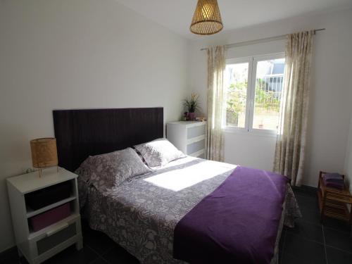 a bedroom with a bed and a window at Apartamento moderno, cerca de playa Les Tonyines, piscina comunitaria, terraza y WiFi - ES-228-141 in Llança