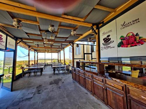 Un comedor con mesas y sillas en un restaurante. en Valley Inn Cappadocia, en Nevşehir