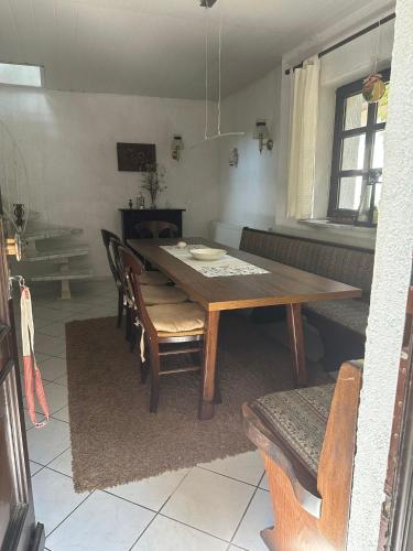 a dining room table and chairs in a room at Ferienhaus Gisela in Fürstenberg-Havel
