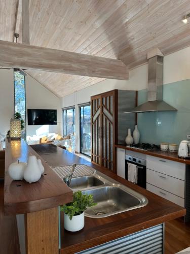 Η κουζίνα ή μικρή κουζίνα στο White Pebble - stylishly curated 4 bedroom home