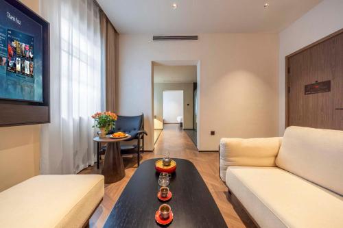 a living room with a couch and a table at Yi Nian · Fangcun Hotel in Nanchang