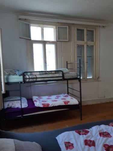two bunk beds in a room with a window at Villa de Weser Hameln in Hameln