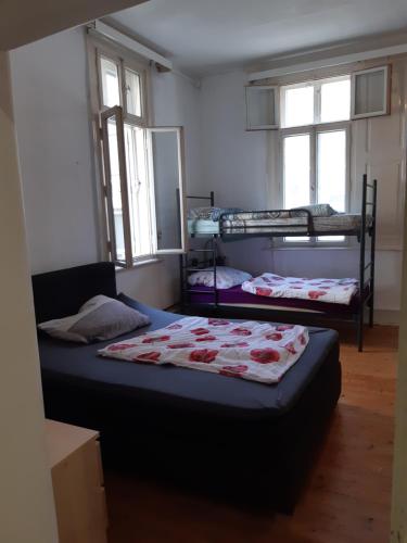 two bunk beds in a room with two windows at Villa de Weser Hameln in Hameln