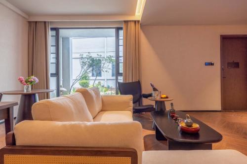 a living room with a couch and a table at Yi Nian · Fangcun Hotel in Nanchang