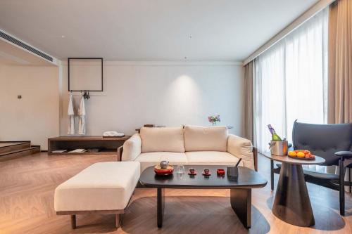 a living room with a couch and a table at Yi Nian · Fangcun Hotel in Nanchang
