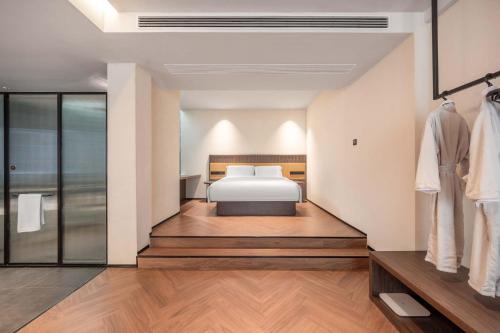 a bedroom with a bed in a room at Yi Nian · Fangcun Hotel in Nanchang