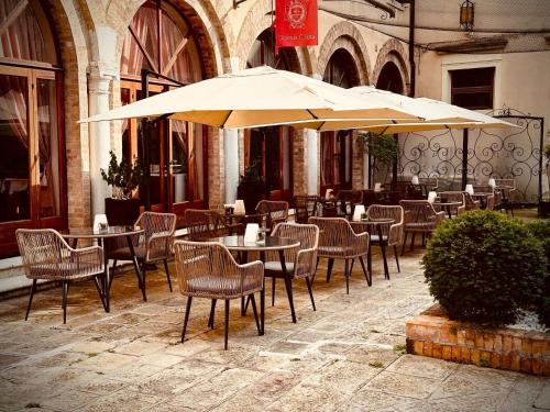 an outdoor restaurant with tables and chairs and umbrellas at Domus Ciliota in Venice