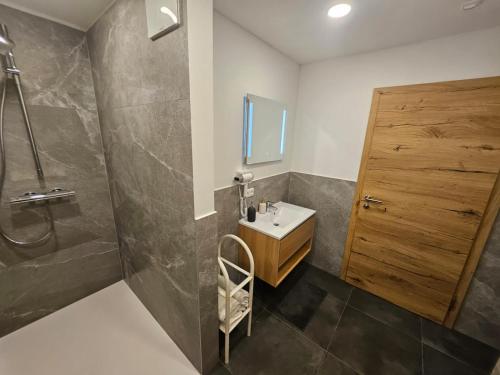 un baño con lavabo y ducha en Gasthaus Eichholzer, en Murau
