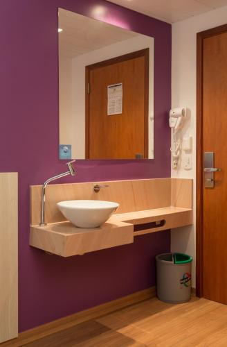 un baño con lavabo y espejo en Go Inn Vitória, en Vitória