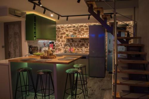 ΒΙΛΛΑ ΤΟ ΠΕΤΡΙΝΟ stone bild villa full equipmentにあるキッチンまたは簡易キッチン