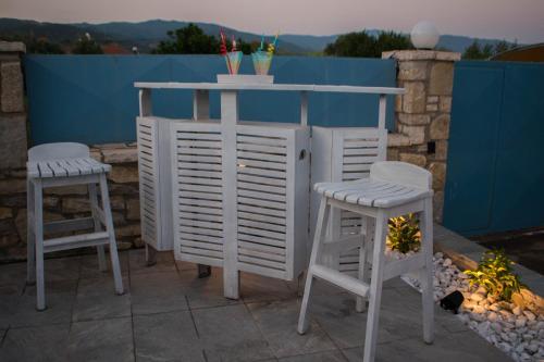 ΒΙΛΛΑ ΤΟ ΠΕΤΡΙΝΟ stone bild villa full equipmentにあるバルコニーまたはテラス