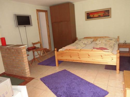 Katil atau katil-katil dalam bilik di Fenyves Apartman