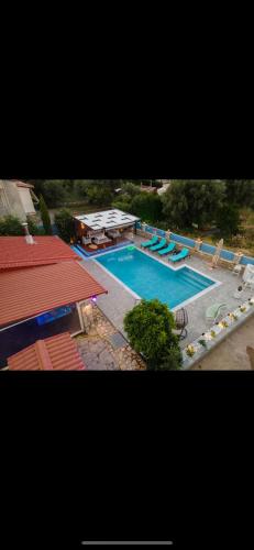 ΒΙΛΛΑ ΤΟ ΠΕΤΡΙΝΟ stone bild villa full equipmentの敷地内または近くにあるプール