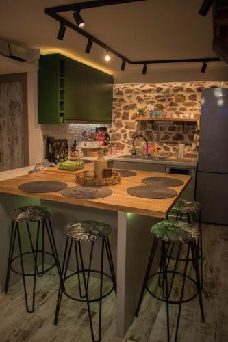ΒΙΛΛΑ ΤΟ ΠΕΤΡΙΝΟ stone bild villa full equipmentにあるキッチンまたは簡易キッチン