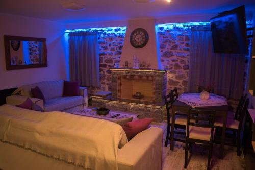 ΒΙΛΛΑ ΤΟ ΠΕΤΡΙΝΟ stone bild villa full equipmentにあるベッド
