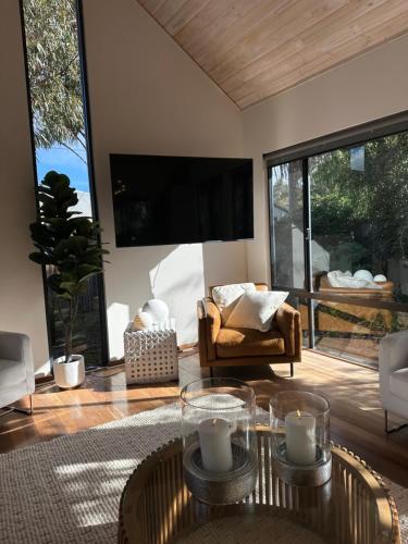 Χώρος καθιστικού στο White Pebble - stylishly curated 4 bedroom home
