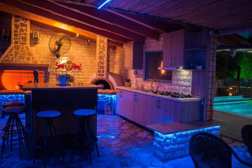 ΒΙΛΛΑ ΤΟ ΠΕΤΡΙΝΟ stone bild villa full equipmentの敷地内または近くにあるプール