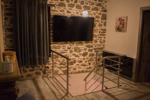 ΒΙΛΛΑ ΤΟ ΠΕΤΡΙΝΟ stone bild villa full equipmentにあるテレビまたはエンターテインメントセンター