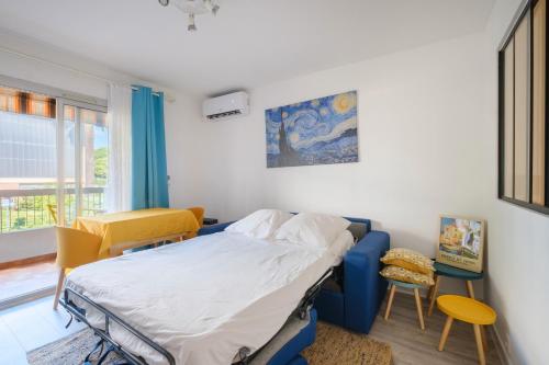 une chambre à l'hôpital avec un lit et une fenêtre dans l'établissement Cros de Cagnes 2 pièces - det001, à Cagnes-sur-Mer