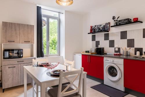 a kitchen with a table and a washing machine at Le VD - appartement T2 proche gare et centre-ville in Bourg-en-Bresse
