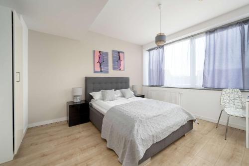 Bright Studio with Air Conditioning and Parking by Noclegi Renters