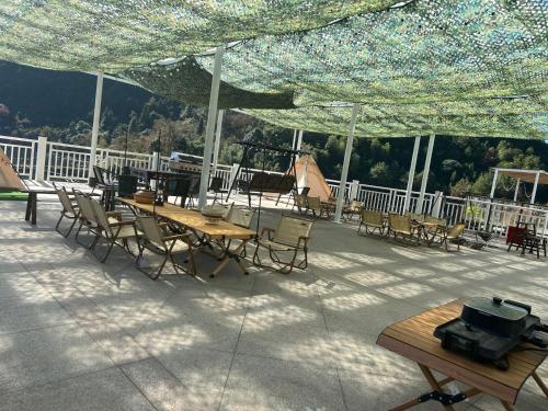Restaurace v ubytování Qiandao Lake Xinyue Homestay
